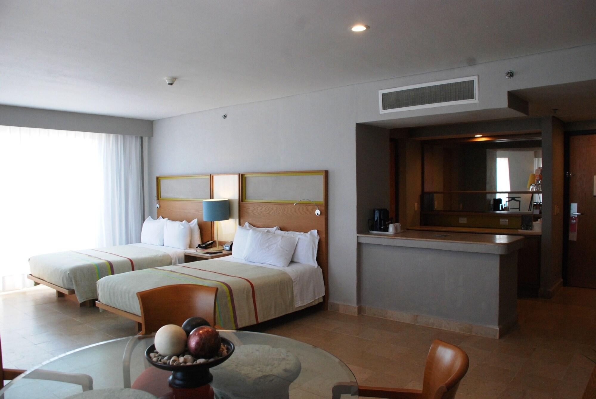 Hotel Galeria Plaza By Brisas 4*